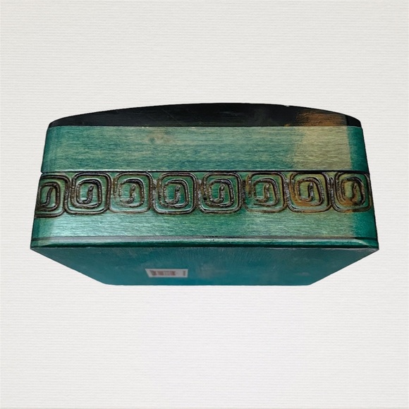 Small Handmade Polish Box with Carved Painted Lacquered Flowers - Picture 6 of 11